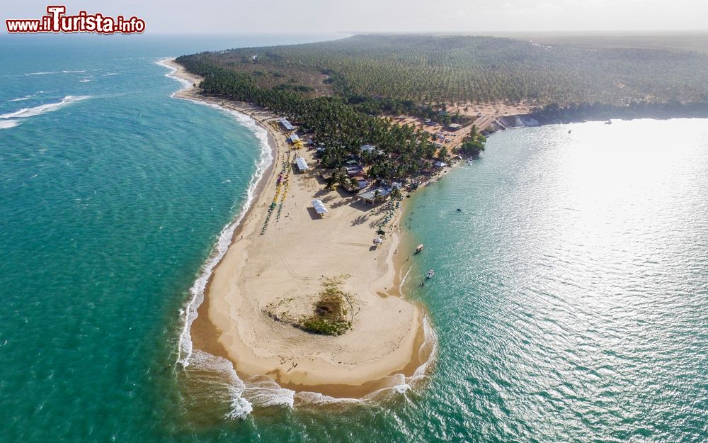 Immagine Capo Gunga dall'alto, stato di Alagoas, Brasile. Questa stretta lingua di sabbia è un vero e proprio paradiso naturale circondato dalle acque dell'Oceano Atlantico.