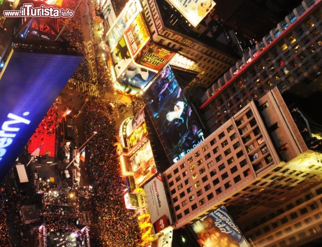 Immagine Capodanno a Times Square, New York, Stati Uniti. La celebre piazza newyorkese gremita da un milione di persone durante i festeggiamenti per il nuovo anno - © icholakov / iStockphoto LP.