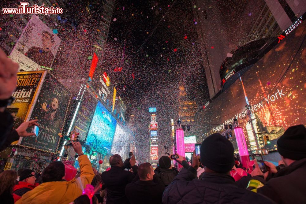 Immagine Tutti con il naso all'insù per la festa di Capodanno a Times Square (New York). Il New Year’s Ball Drop è l'evento più seguito in diretta in tutto il mondo - foto © JulienneSchaer