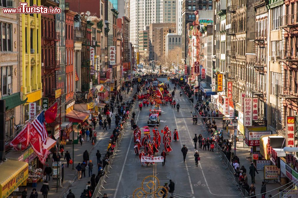 Immagine La parata per il Capodanno Lunare a New York, USA. Per la sontuosità e la partecipazione di pubblico questa ricorrenza è considerata seconda solo a quella di Pechino. © Walter Wlodarczyk / NYC & Company, Inc.