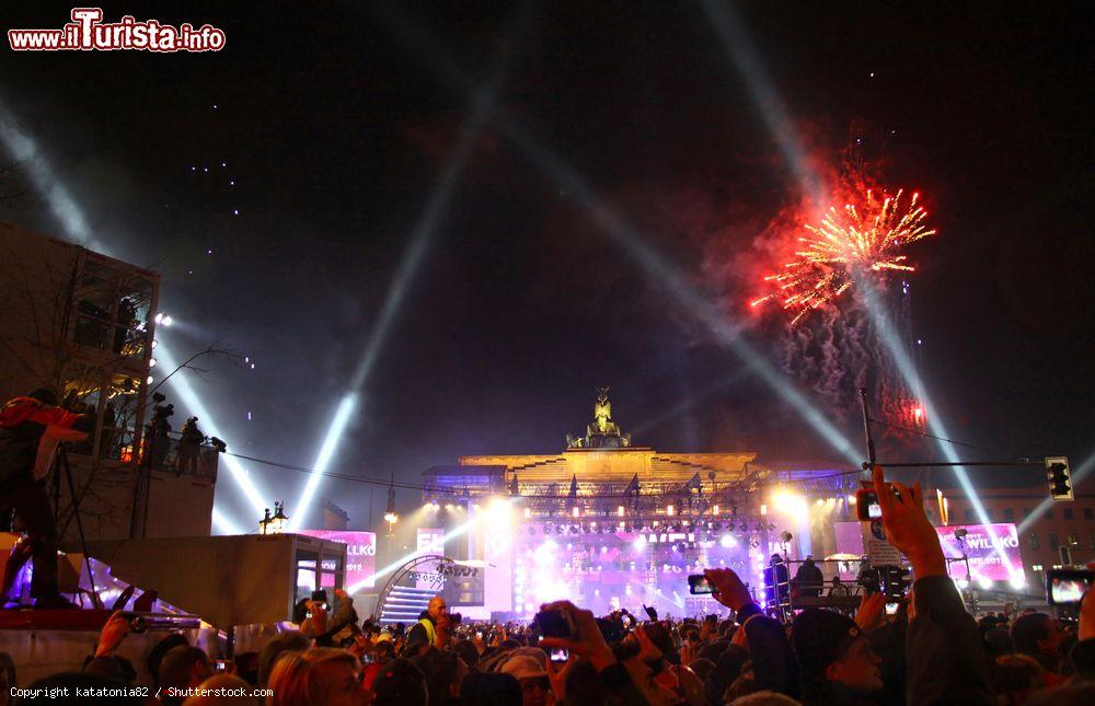 Immagine Capodanno in piazza a Berlino nei pressi della Porta di Brandeburgo - © katatonia82 / Shutterstock.com