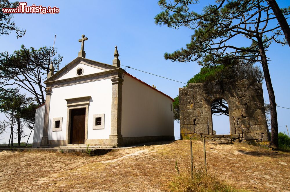 Immagine La cappella di Nostra Signora di Bonanca e Facho (vecchio faro) sulle rovine di Ofir nei pressi di Esposende, Portogallo.