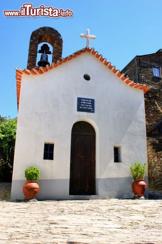 Immagine Cappella nel villaggio di Piodao, Portogallo - Architettura sobria e lineare per questo piccolo luogo di culto religioso del borgo antico di Piodao © Vector99 / Shutterstock.com