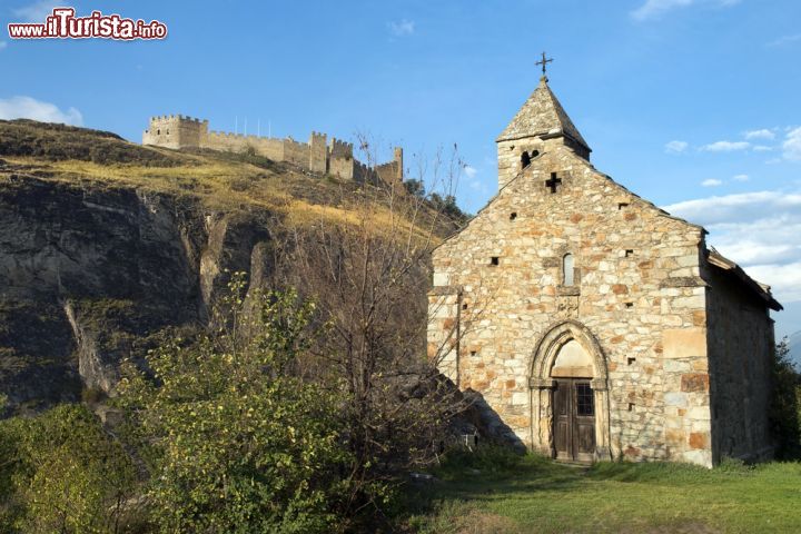 Immagine La si può ammirare vicino al castello di Tourbillon, costruito nel XIII° secolo e utilizzato come sede del vescovo di Sion fino al terribile incendio del 1788. La cappella di Tutti i Santi, con questo nome è conosciuta, risale al XIV° secolo  - © irisphoto1 / Shutterstock.com