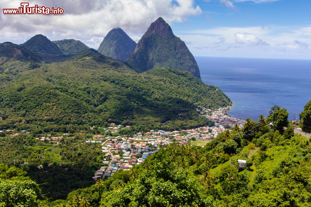 Immagine Caraibi, isola di Saint Lucia: paradiso per le vacanze ai tropici, ha una caratteristica forma a goccia.