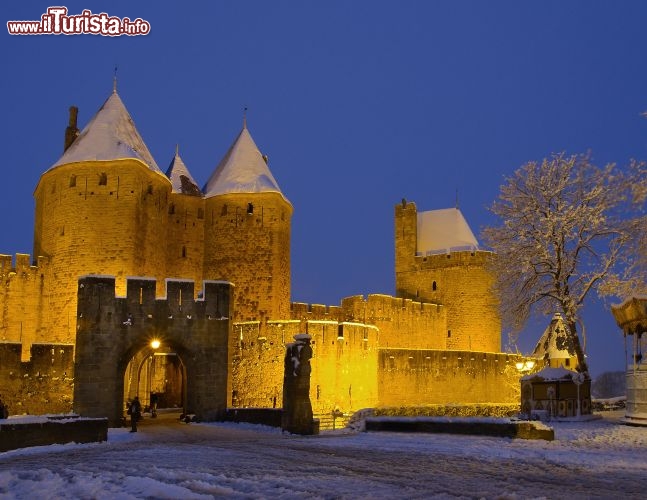 Immagine Anche a Carcassonne, nel sud della Francia, nonostante il clima mediterraneo qualche volta cade un po' di neve: il borgo medievale è ancora più affascinante con le mura e le torri innevate, location perfetta per i mercatini natalizi - © Paul Palau