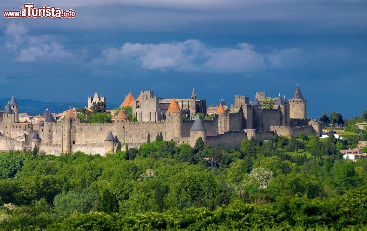 Immagine Carcassonne è nel sud della Francia, nella regione della Linguadoca-Rossiglione. Secondo la leggenda il nome del borgo deriva da Dame Carcas, la dama che in epoca medievale, quando la città era sotto l'assedio di Carlo Magno, riuscì ad allontanare i Franchi con un imbroglio. Vittoriosa, cominciò a suonare a festa le campane: tutti gridavano "Carcas sonne! Carcas sonne!" (Carcas suona), da cui il nome che si usa ancora oggi  - © Paul Palau