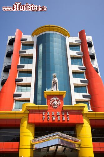 Immagine Carmel Towers, famoso centro commerciale a Vazhuthacaud, Trivandrum (India)- © Michel Piccaya / Shutterstock.com