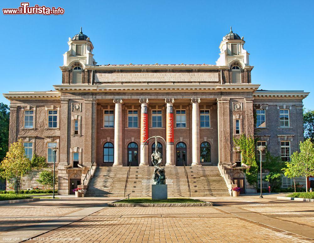 Immagine Carnegie Library al campus dell'università di Syracuse, New York, USA. Costruito nel 1905, il primo edificio divenne proprietà della contea solo nel 1976 quando fu destinato ad ospitare la biblioteca del campus - © debra millet / Shutterstock.com