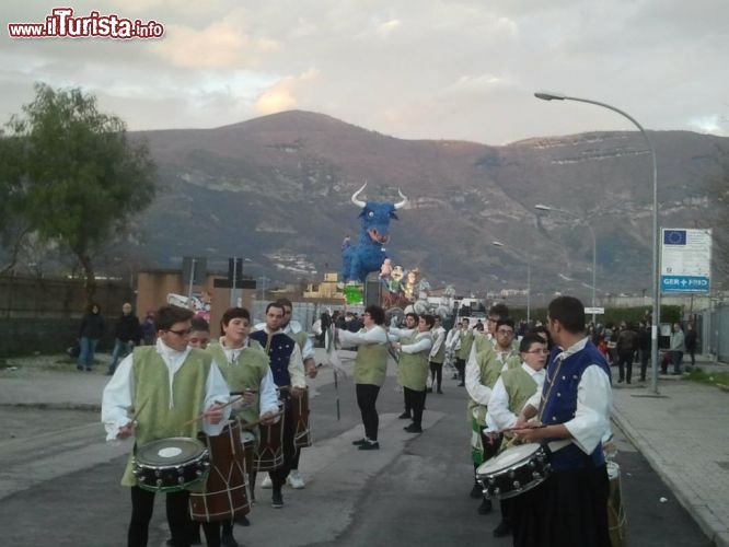 Immagine Il famoso Carnevale di Striano in Campania - © Francesco Manzo & Mariano Rocco - CC BY-SA 3.0, - Wikipedia