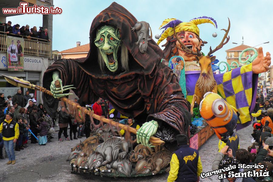 Immagine Carnevale storico di Santhià: un carro allegorico in sfilata - ©  www.carnevaledisanthia.it