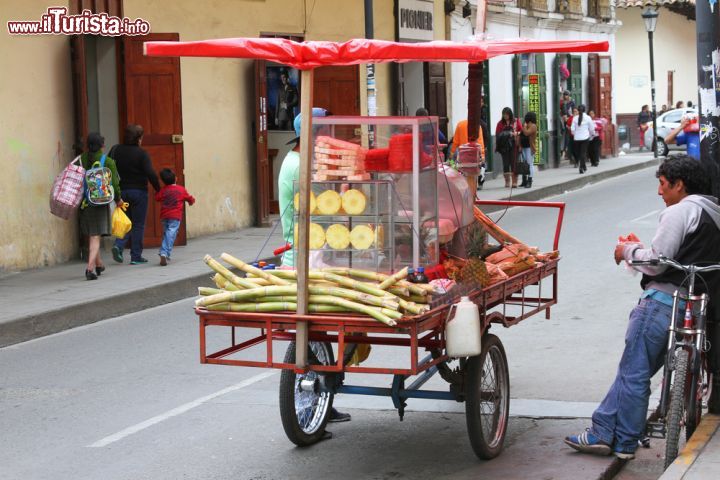Immagine Un carretto bici per la vendita di ananas, zucchero di canna e angurie a Cajamarca, Perù - © Janmarie37 / Shutterstock.com