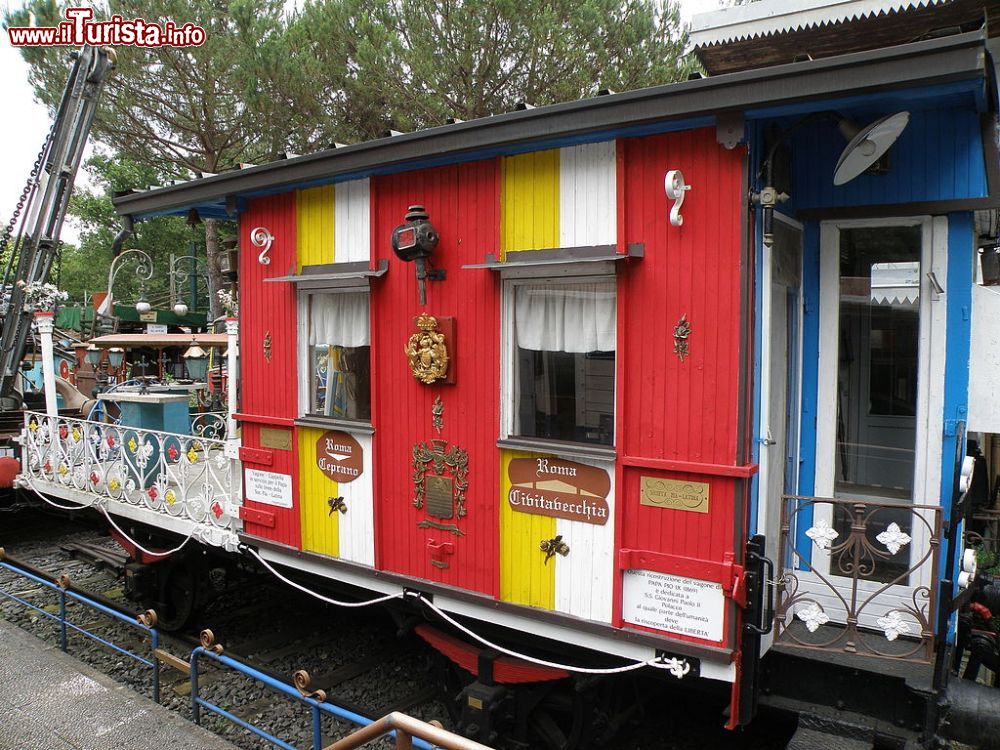 Immagine Carrozza Papale al Museo dei Trasporti Ogliari a Ranco, Lombardia