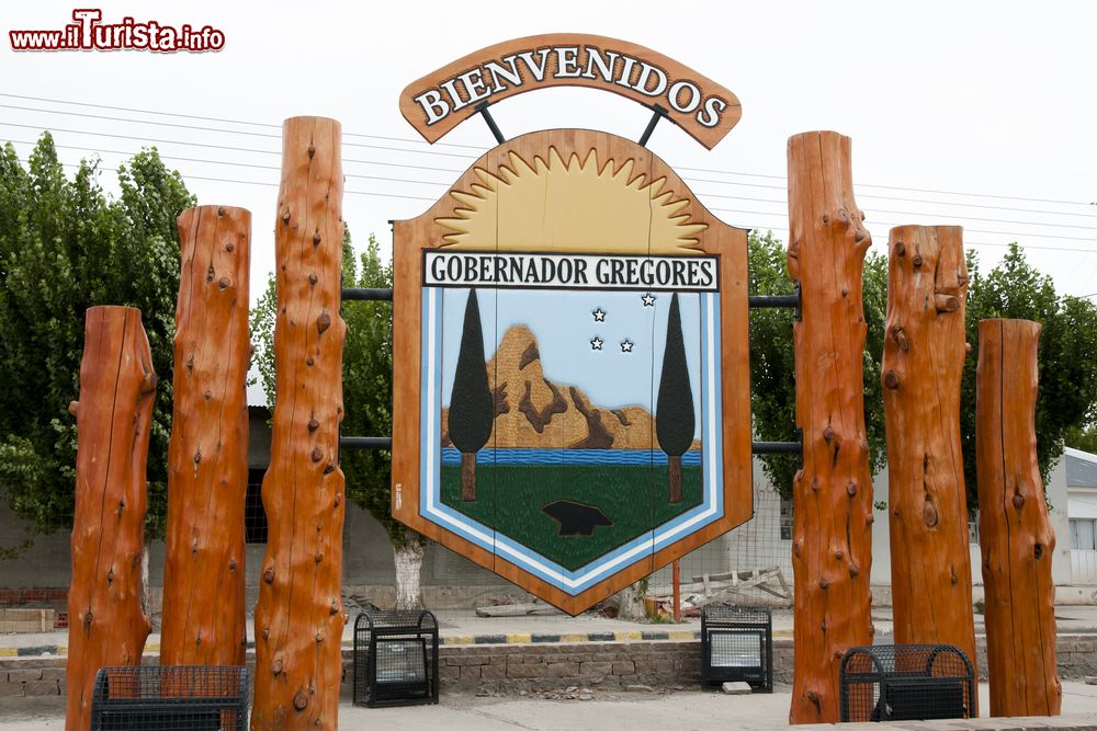 Immagine Cartello di benvenuto nel villaggio di Gobernador Gregores, Argentina. Questa località si trova nella provincia di Santa Cruz. Il nome deriva dal governatore Juan Manuel Gregores che governò l'area dal 1932 al 1945.