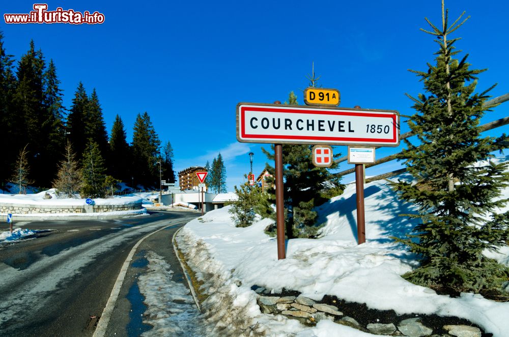 Immagine Cartello di benvenuto nello ski resort Courchevel 1850, Alta Savoia (Francia). Il villaggio più alto, quello di Courchevel 1850, è quello che da maggior lustro a questo territorio: viene infatti considerato come la meta sciistica più esclusiva al mondo.