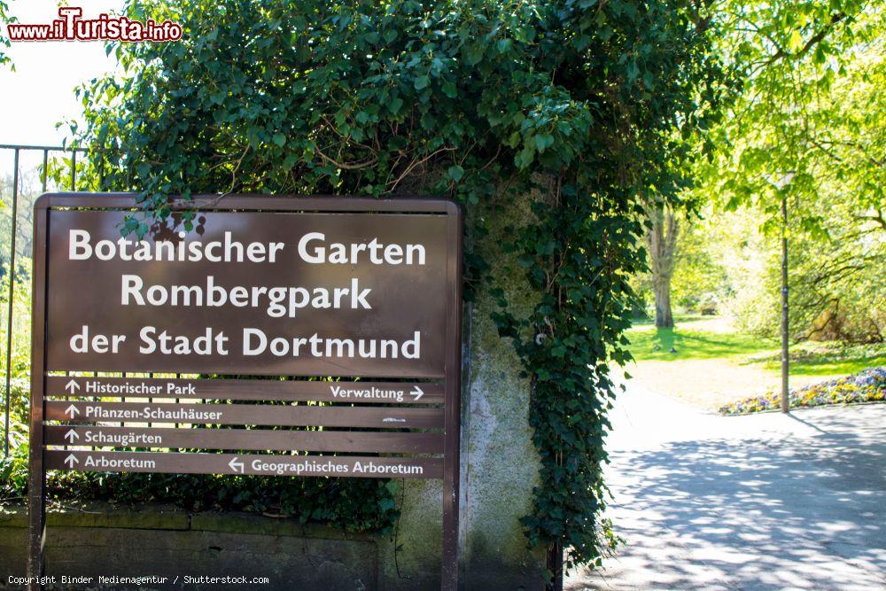 Immagine Cartello d'ingresso al Romberg Park di Dortmund, Germania: questo giardino botanico occupa un'area di 65 ettari con sentieri e serre con piante esotiche. Venne creato nel 1822 per il castello della famiglia Romberg - © Binder Medienagentur / Shutterstock.com