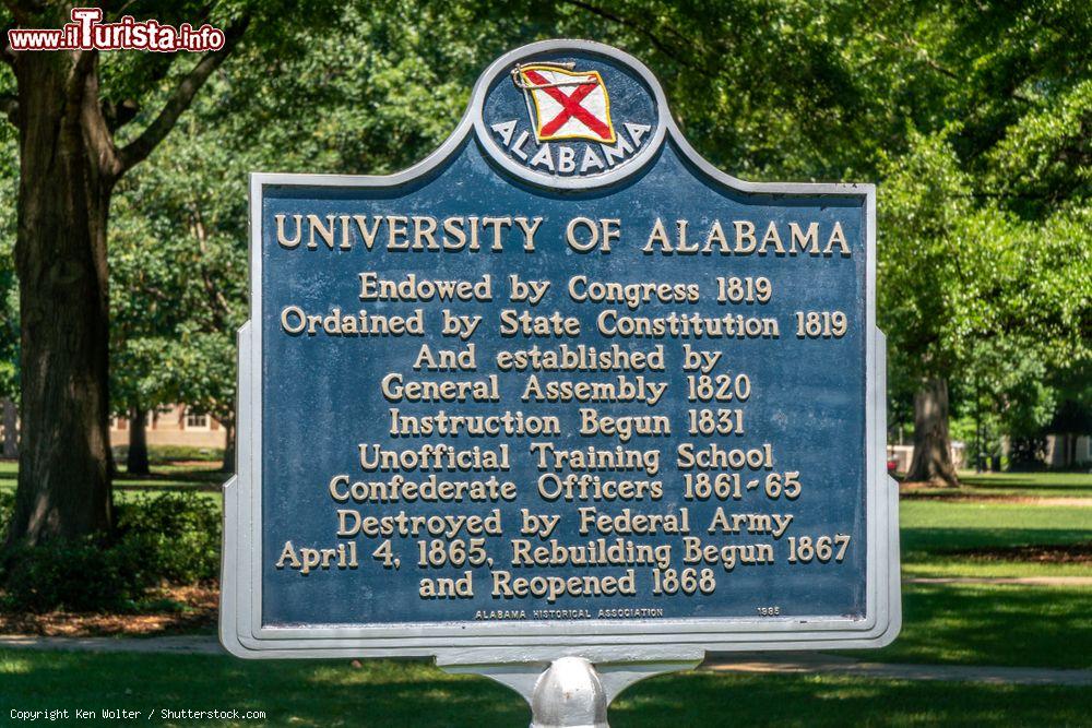 Immagine Cartello storico del campus dell'università di Tuscaloosa, Alabama, USA - © Ken Wolter / Shutterstock.com