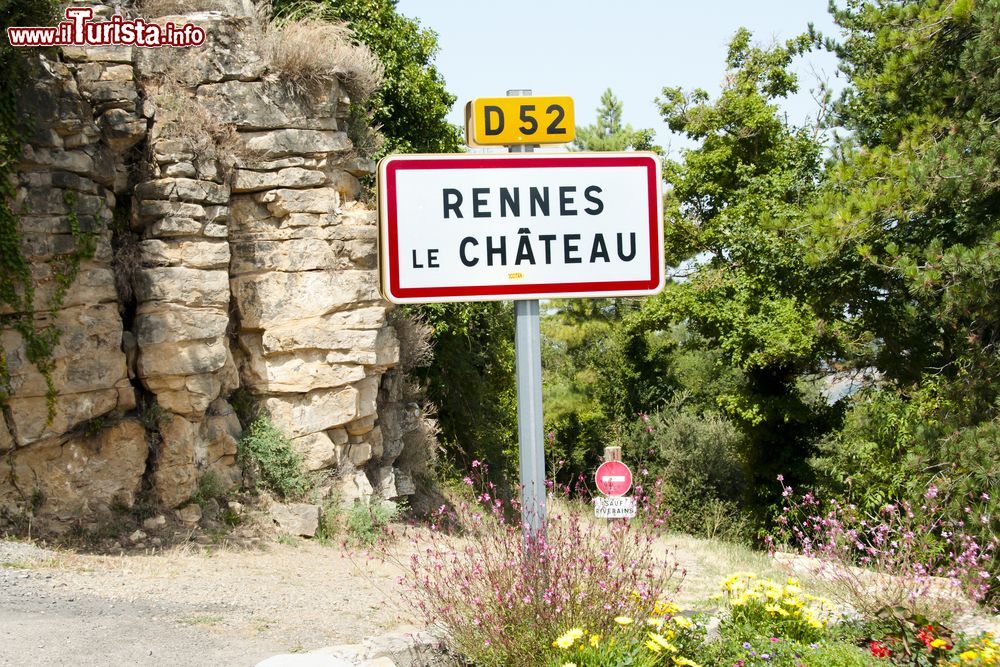 Immagine Cartello stradale di Rennes-le-Chateau, Francia. Questo paesino è abbarbicato su uno sperone di roccia nel dipartimento francese dell'Aude, nella regione della Linguadoca-Rossiglione.