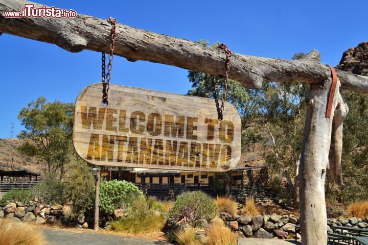 Immagine Il cartello " Welcome to Antananarivo" dà il benvenuto ai visitatori in un esercizio commerciale - foto © esfera / Shutterstock.com