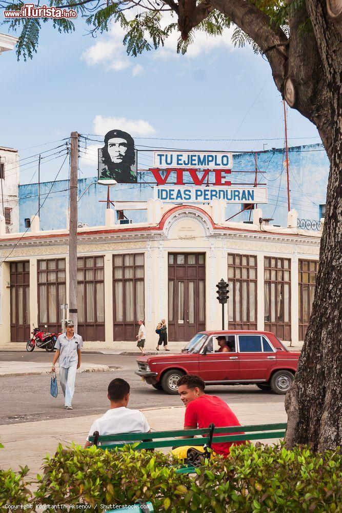 Immagine Il cartellone di Ernesto Che Guevara sulla piazza principale (Parque Martì) di Cienfuegos (Cuba) - © Konstantin Aksenov / Shutterstock.com