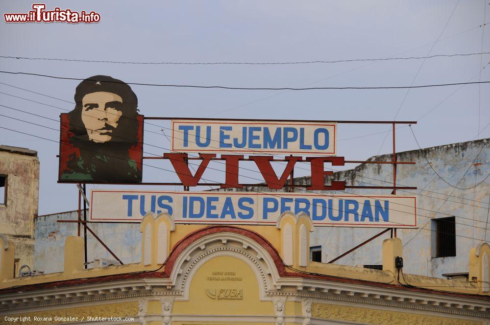 Immagine Un cartellone di propaganda del governo cubano su un edificio del centro di Cienfuegos, Cuba, raffigurante Ernesto Che Guevara - © Roxana Gonzalez / Shutterstock.com