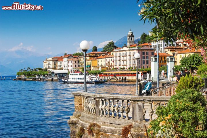 Immagine La tipica immagine da cartolina di Bellagio, con le case colorate che si specchiano nel lago e sullo sfondo le vette alpine lombarde - foto © iryna1 / Shutterstock.com