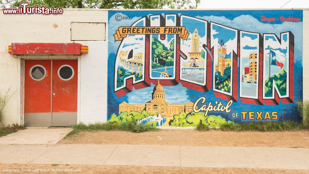 Immagine Cartolina murale "Greetings From Austin - Capitol of Texas"  su un edificio della città americana. Si trova in Congress Avenue Bridge - © Steve Lagreca / Shutterstock.com