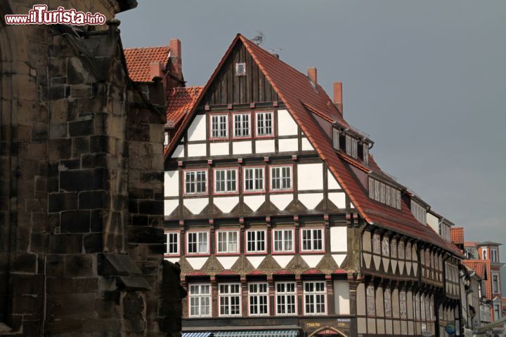 Immagine Casa a graticcio a Hameln, Germania. Uno dei pittoreschi edifici con la facciata attraversata da travi di legno disposte geometricamente, quasi come a intrecciarsi imitando le delicate trame di un pizzo. Ancora oggi queste dimore, in sospeso fra la nostra epoca e quella di un tempo passato, rappresentano le più amate dai tedeschi perchè fortemente legate alla loro ricca tradizione storica - © Bildagentur Zoonar GmbH / Shutterstock.com