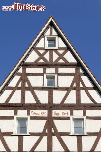 Immagine Casa a graticcio a Sigmaringen, Germania - La bella facciata di una tradizionale casa a graticcio a Sigmaringen, elegante cittadina che si specchia nelle acque del Danubio, nel distretto di Tubinga © Bildagentur Zoonar GmbH / Shutterstock.com