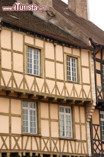 Immagine Una tipica casa con la struttura a graticcio della cittadina di Chalon-sur-Saône (Borgogna, Francia) - foto © Natursports / Shutterstock.com