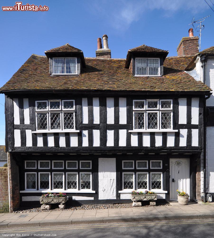 Immagine Casa a graticcio del 16° secolo nel pittoresco villaggio di Rye in Inghilterra - © Ron Ellis / Shutterstock.com