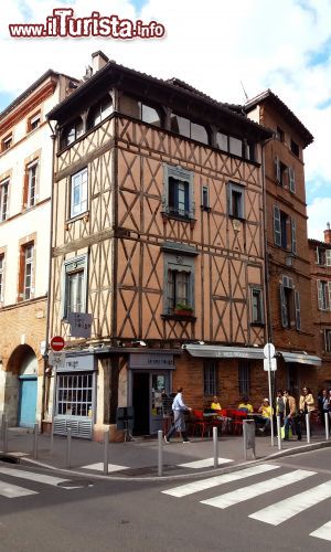 Immagine Una caratteristica costruzione a graticcio nel centro storico della città di Tolosa (Toulouse), in Francia, all'incrocio tra rue des Couteliers e rue du Pont de Tounis.