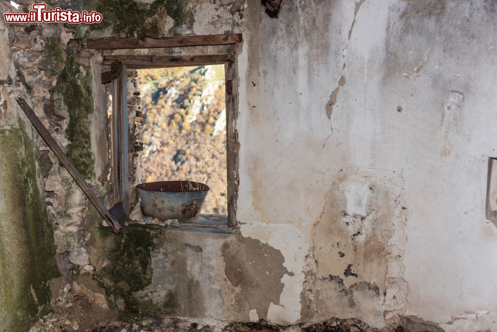 Immagine Casa abbandonata in una delle città fantasma di Davagna in Liguria