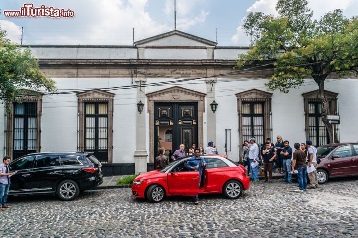 Immagine Un edificio dalla tripica architettura coloniale in uno dei ricchi quartieri borghesi che si trovano nella zona sud di Città del Messico - foto © Kiev.Victor / Shutterstock.com