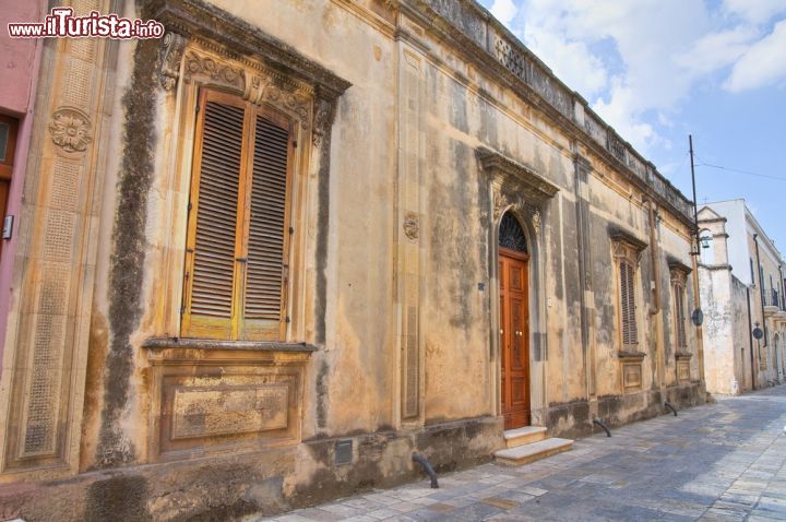 Immagine Casa con facciata in pietra nel centro di Mesagne (Puglia) - © Mi.Ti. / Shutterstock.com