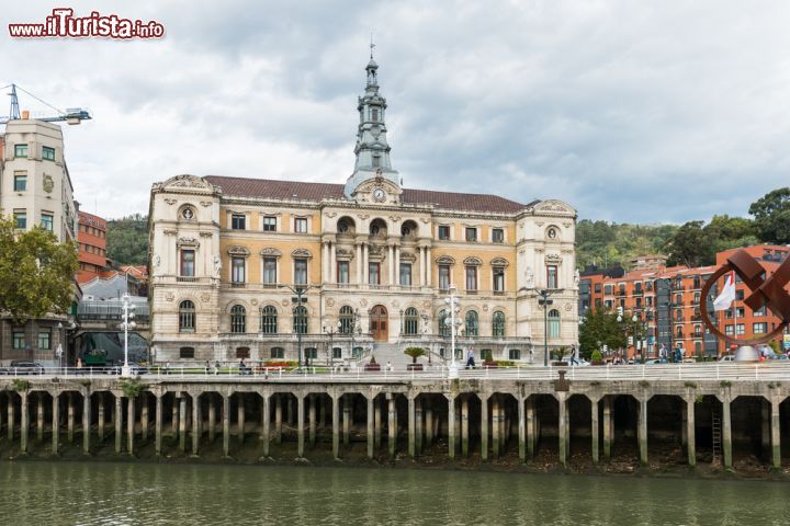 Immagine La Casa Consistorial di Bilbao (Spagna), con il suo stile eclettico, fu inaugurata nel 1892 come sede del Comune della città basca - foto © tichr / Shutterstock