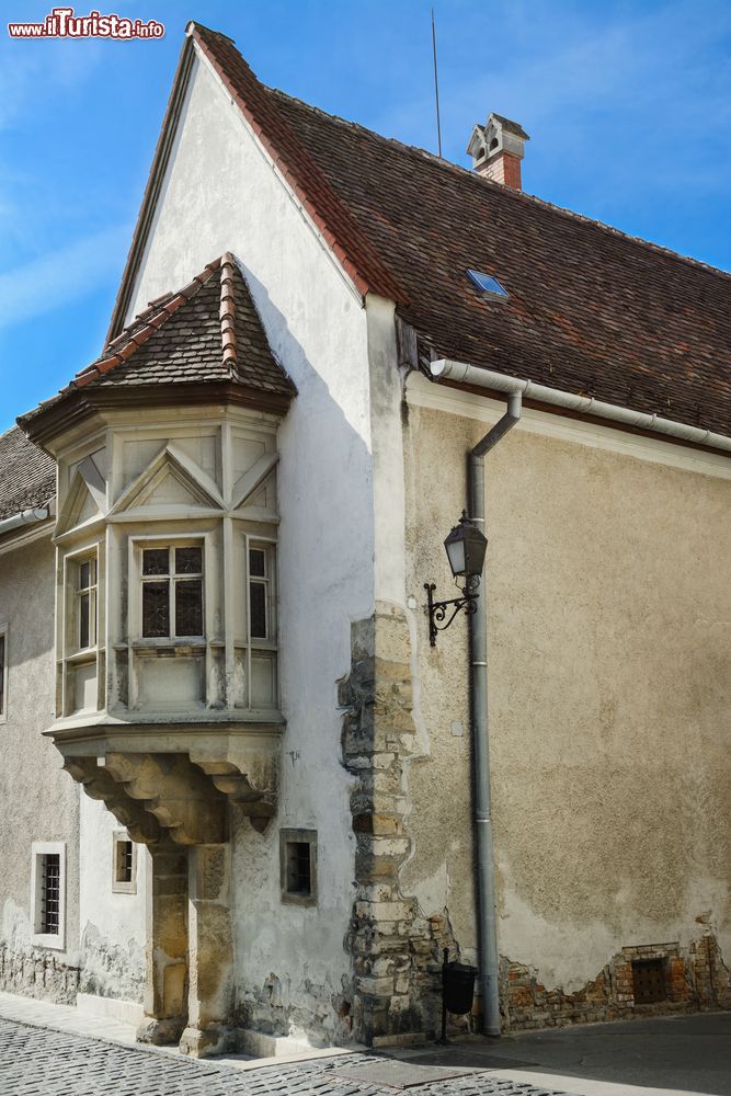 Immagine Una pittoresca casa d'angolo nel villaggio di Szekesfehervar, Ungheria. Considerata la culla dello stato ungherese, questa graziosa cittadina accoglie interessanti elementi architettonici.