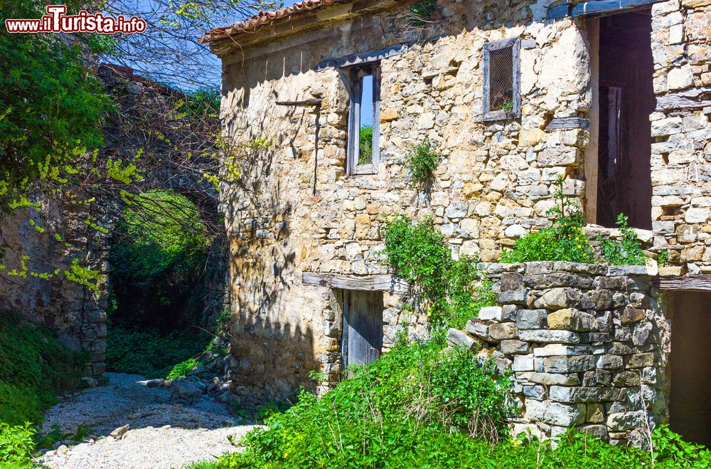 Immagine Casa in pietra a Roscino Vecchia, borgo fantasma in Campania