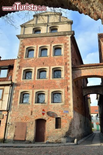 Immagine Casa in stile gotico a Torun, Polonia. Una vecchia casa della città utilizzata un tempo come granaio e oggi divenuta un hotel - © MagMac83 / Shutterstock.com