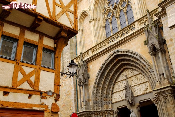 Immagine Casa medievale e facciata della Cattedrale di Vannes, in Francia