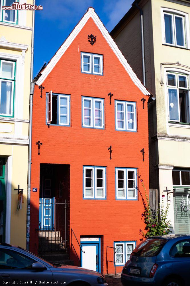 Immagine Una piccola casa rossa in Norderstrasse, nel centro storico di Flensburg (Germania) - © Sussi Hj / Shutterstock.com