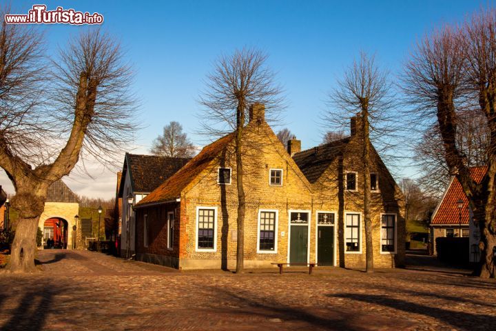 Immagine Tramonto nel borgo di Bourtange (Olanda): il villaggio è una piccola bomboniera di case in pietra, circandati da un sistema di bastioni e canali a forma di stella - © CreativeNature R.Zwerver / Shutterstock.com