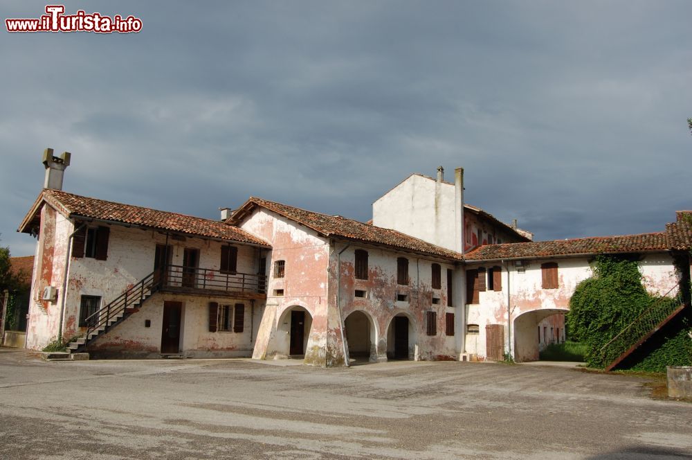 Immagine Casali Feletti , una serie du rustici isolati nel comune di Morsano al Tagliamento in Friuli - © Totila / mapio.net