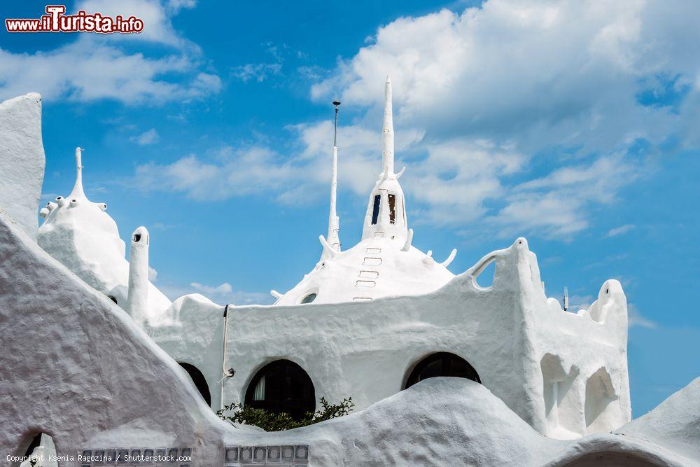 Immagine Casapueblo, edificio simbolo di Punta del Este (Uruguay). Opera del pittore e scultore Carlos Paez Vilaro si trova nella zona di Punta Ballena, a pochi km dalla città. La sua costruzione durò 36 anni - © Ksenia Ragozina / Shutterstock.com