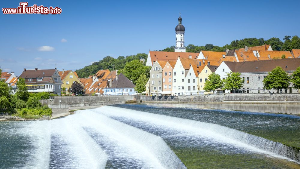 Immagine Cascata sul fiume Lech nel villaggio di Landsberg, Baviera (Germania).