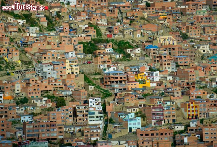 Immagine Sfondo di case a La Paz, Bolivia. Si stimano in oltre 2,3 milioni gli abitanti dell'area metropolitana di La Paz, capitale alla più elevata altitudine del mondo - © javarman / Shutterstock.com