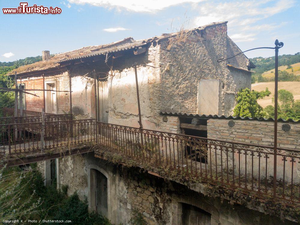 Immagine Case abbandonate nel borgo antico di Apice Vecchio in Campania. - © K - Photo / Shutterstock.com