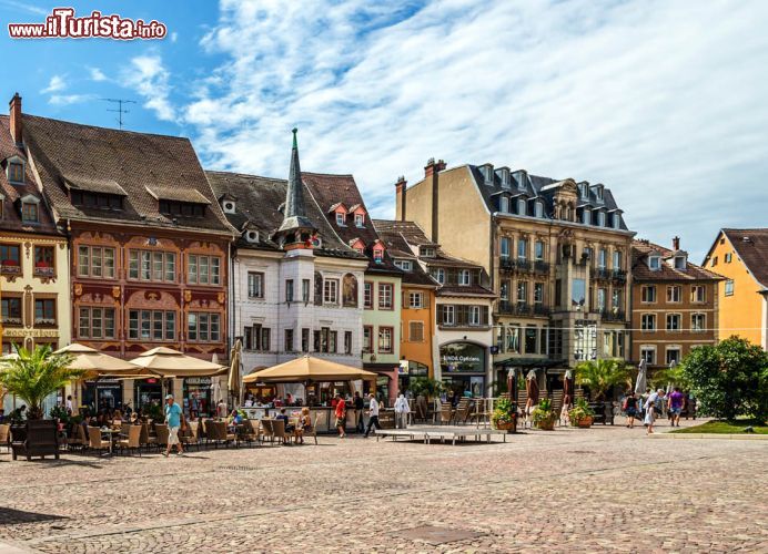 Immagine Case affacciate in Place de la Reunion a Mulhouse, Francia. Questa città si trova vicino al confine di Austria e Germania - © 322930037 / Shutterstock.com