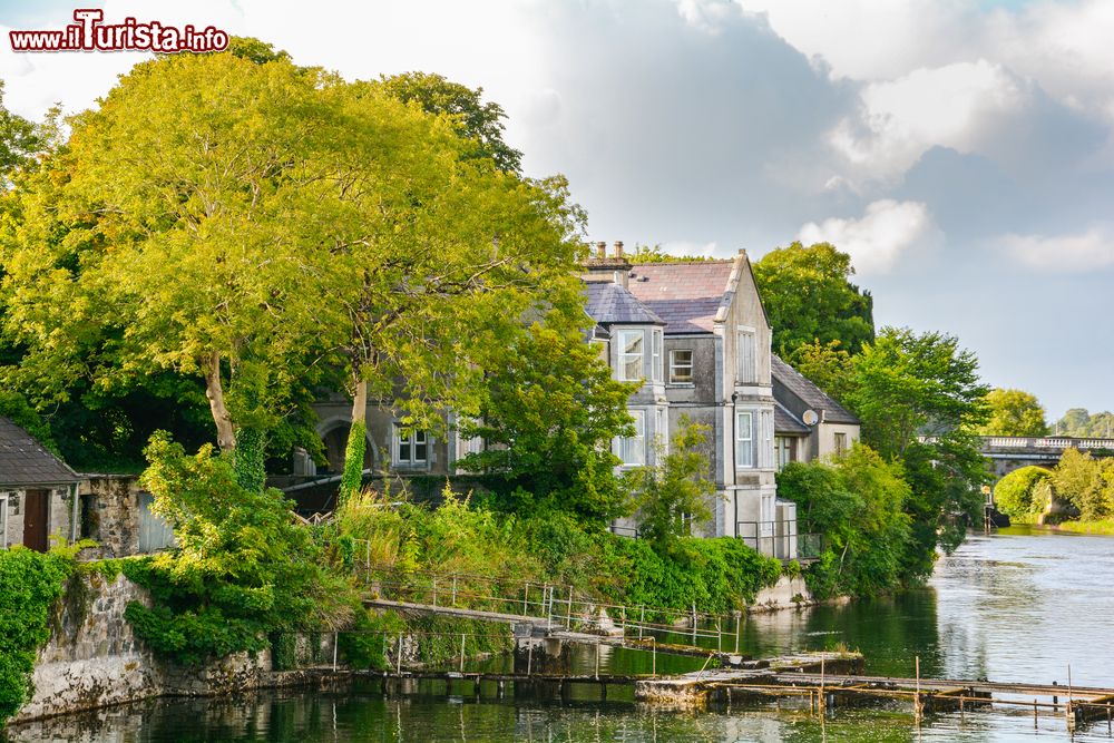 Immagine Case affacciate sul fiume Corrib a Galway, Irlanda. Nonostante la sua breve lunghezza, appena 6 chilometri, questo fiume ha una portata molto consistente. Dopo un tratto rurale, entra nel territorio di Galway per poi sfociare nella baia della città.