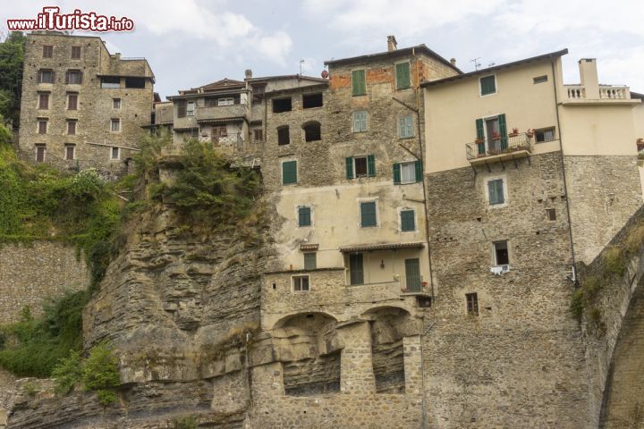 Immagine Case nel borgo di Dolceaqua a Imperia, Italia - Alcune delle tipiche abitazioni di Dolceacqua che si innalzano a strapiombo sul torrente Nervia © Igor Marx / Shutterstock.com